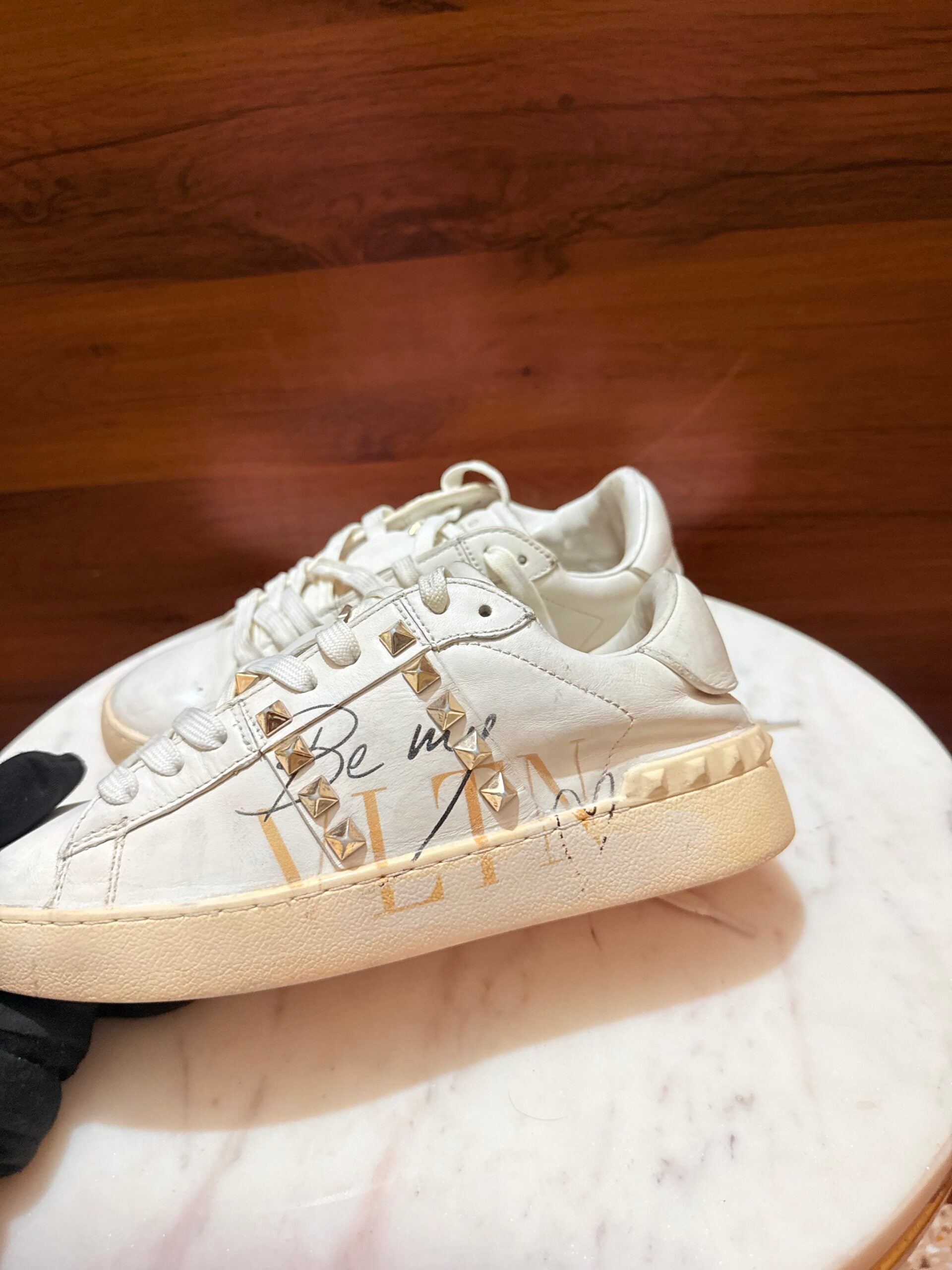 Valentino Garavani – Rockstud VLTN “Be Me” Leather Sneakers