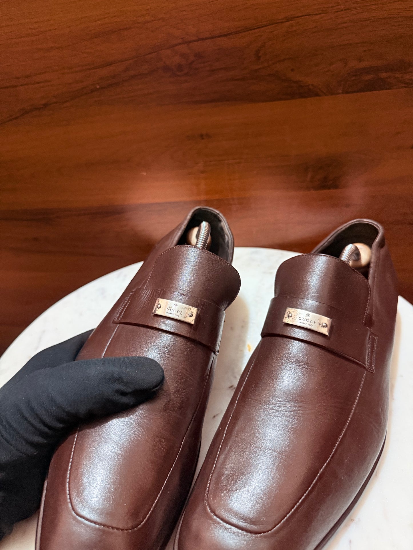 Gucci Logo Plaque Leather Slip-On Loafers