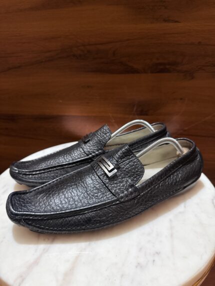 Versace – Grained Leather Greca Hardware Driving Shoes