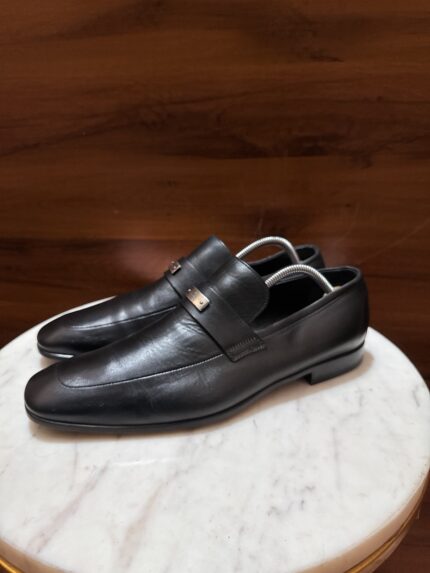 Gucci – Smooth Leather Metal Plaque Dress Loafers