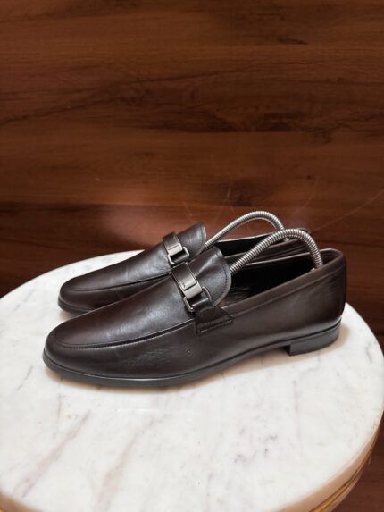 Prada – Smooth Leather Metal Plaque Dress Loafers